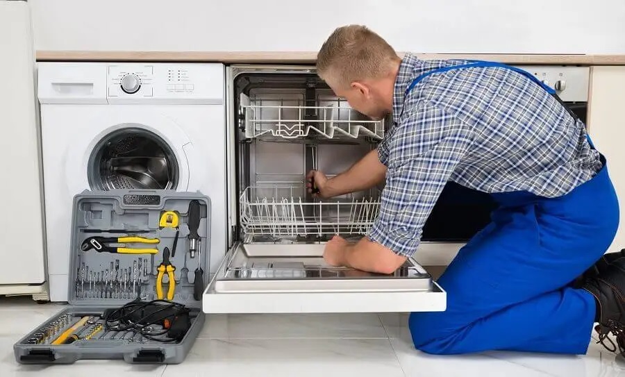 Kızılcahamam Hotpoint servisi teknisyen ekibi beyaz eşya tamiri yaparken